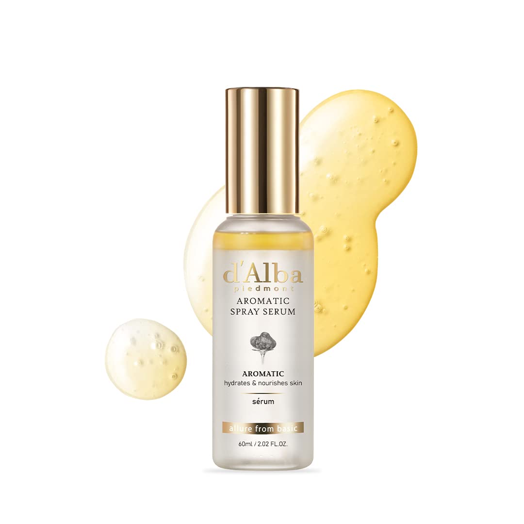A bottle of dAlba Piedmont Aromatic Spray Serum with a gold cap, placed in front of golden and cream-colored serum drops on a white background. The label highlights hydration and nourishment benefits.